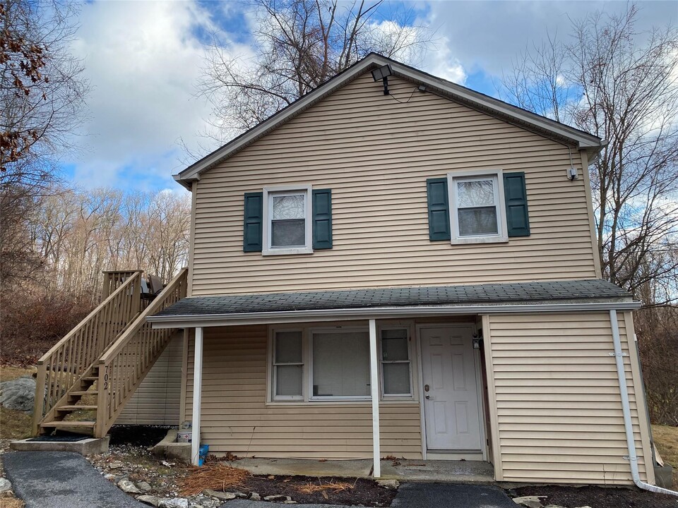 702 Fox Run Ln-Unit -1 in Carmel, NY - Building Photo