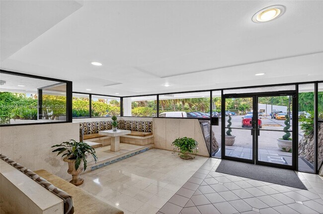2201 Brickell Ave, Unit 96 in Miami, FL - Foto de edificio - Building Photo