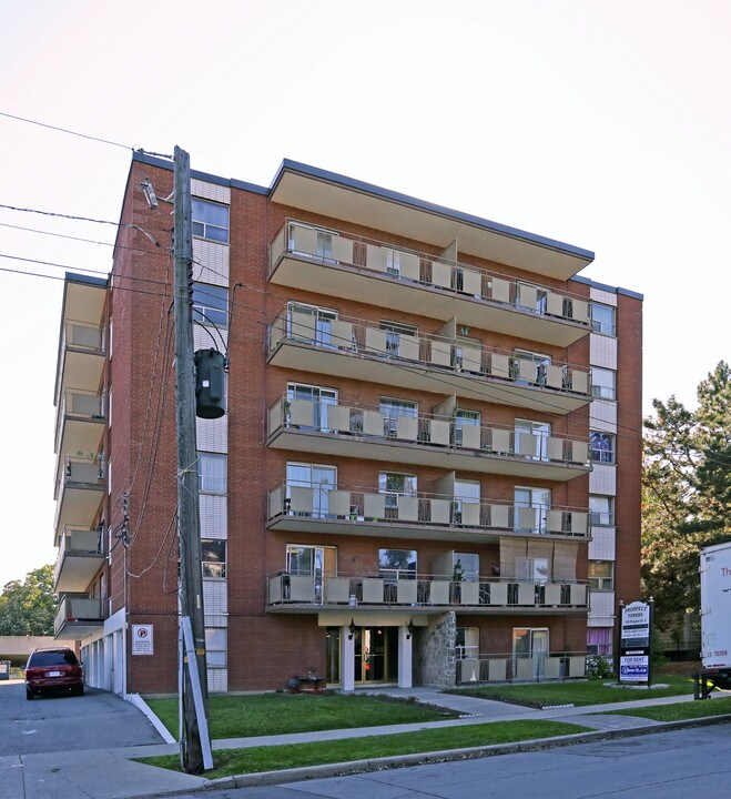 Prospect Towers in Hamilton, ON - Building Photo