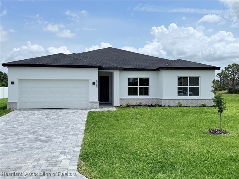 5285 Pebble Beach Dr in Sebring, FL - Building Photo