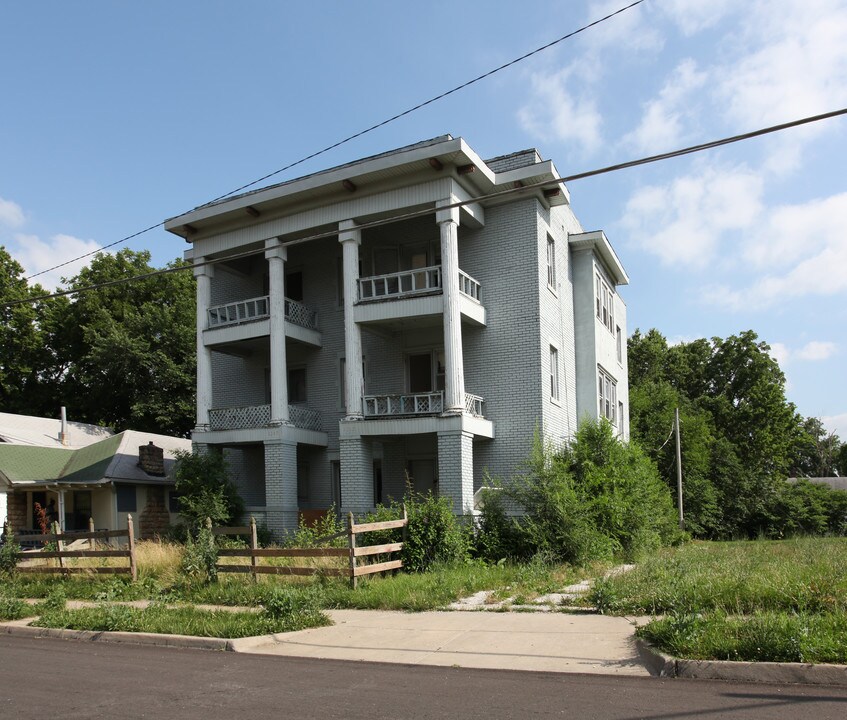 2305-2307 E 37th St in Kansas City, MO - Foto de edificio