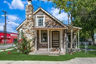 2610 N Zarzamora St in San Antonio, TX - Building Photo