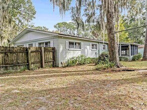 703 NE 6th Pl in Gainesville, FL - Foto de edificio - Building Photo