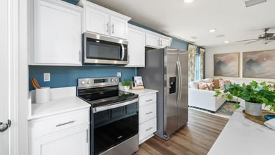 2043 W Pleasant Ave in Tulare, CA - Foto de edificio - Building Photo