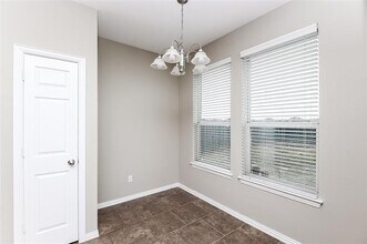 213 Kennedy Dr in Crowley, TX - Foto de edificio - Building Photo