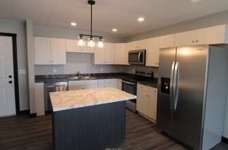 The Landings on Cedar Cross in Dubuque, IA - Foto de edificio - Building Photo