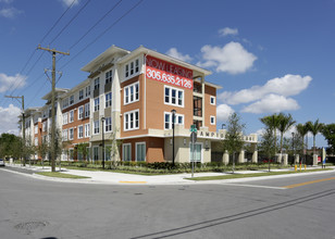 Hampton Village in Miami, FL - Foto de edificio - Building Photo