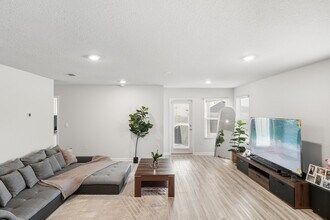 526 Mary Lou Way in Crestview, FL - Building Photo - Building Photo