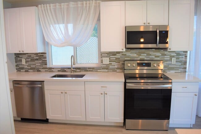 property at 2006 W Silvergate Dr