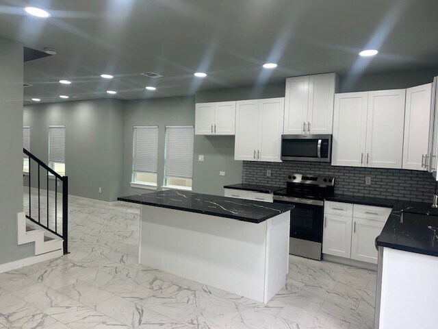 161 S 10th St in Conroe, TX - Building Photo - Building Photo