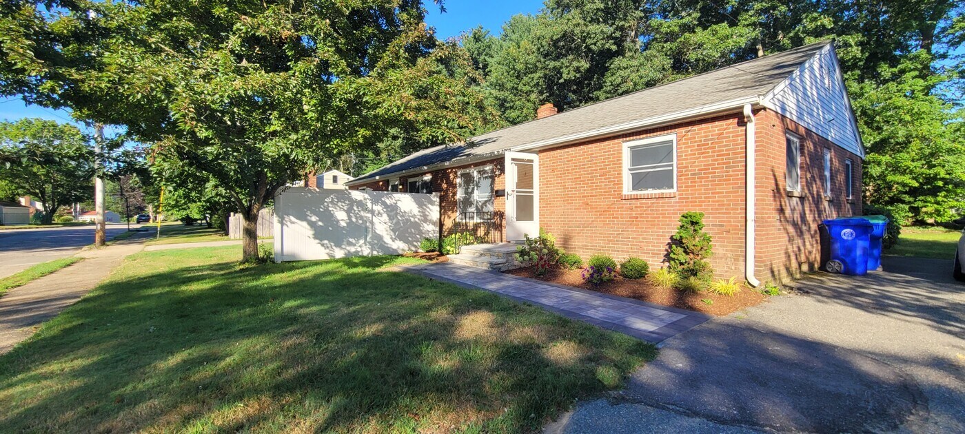 45 Manzella Ct in Rockland, MA - Building Photo