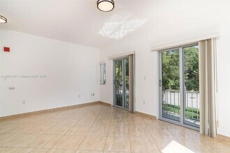 694 NE 76th St in Miami, FL - Foto de edificio - Building Photo