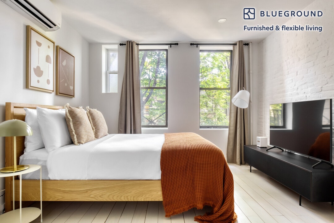 317 E 5th St in New York, NY - Building Photo