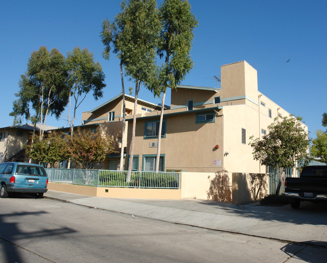 Garden Villas in North Hollywood, CA - Building Photo - Building Photo