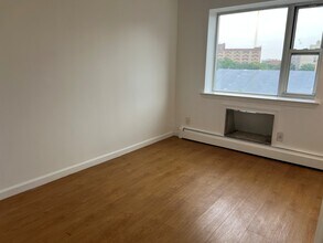 5505 98th St in Corona, NY - Building Photo - Interior Photo