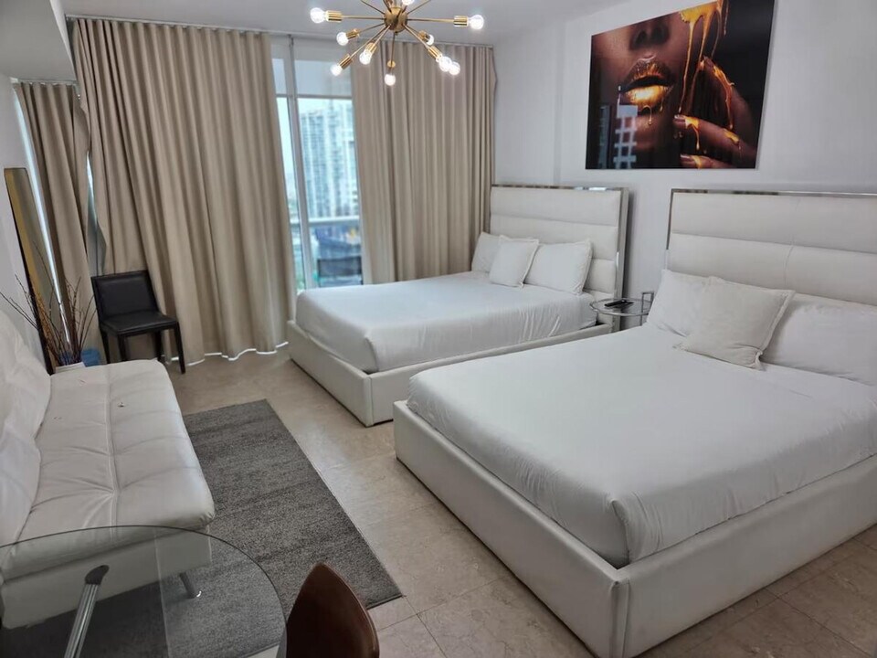 609 Brickell Ave in Miami, FL - Building Photo