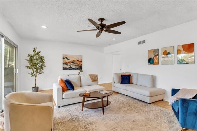 23223 Canzonet St in Woodland Hills, CA - Building Photo - Building Photo