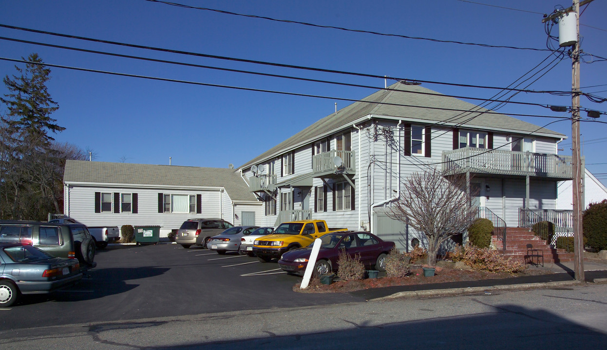 10 Louis St in Hyannis, MA - Building Photo