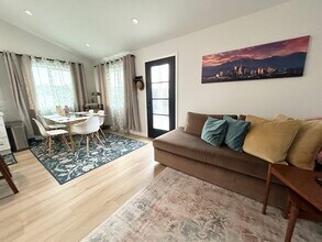 4415 Catalpa St in Los Angeles, CA - Foto de edificio - Building Photo