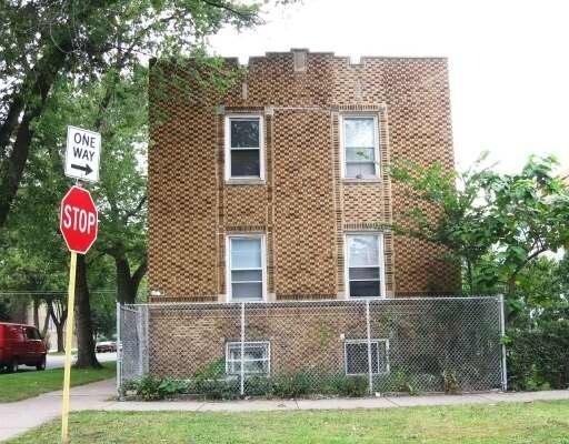 8756 S Escanaba Ave in Chicago, IL - Foto de edificio