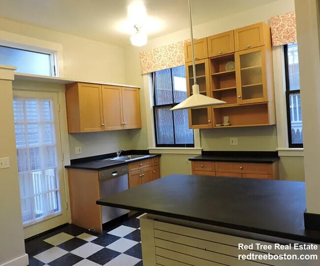 31 Athens St in Cambridge, MA - Building Photo - Building Photo