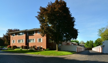 Country Club in Rochester, NY - Foto de edificio - Building Photo