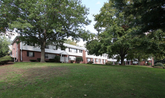 Cooper Hill Apartments in Manchester, CT - Building Photo - Building Photo