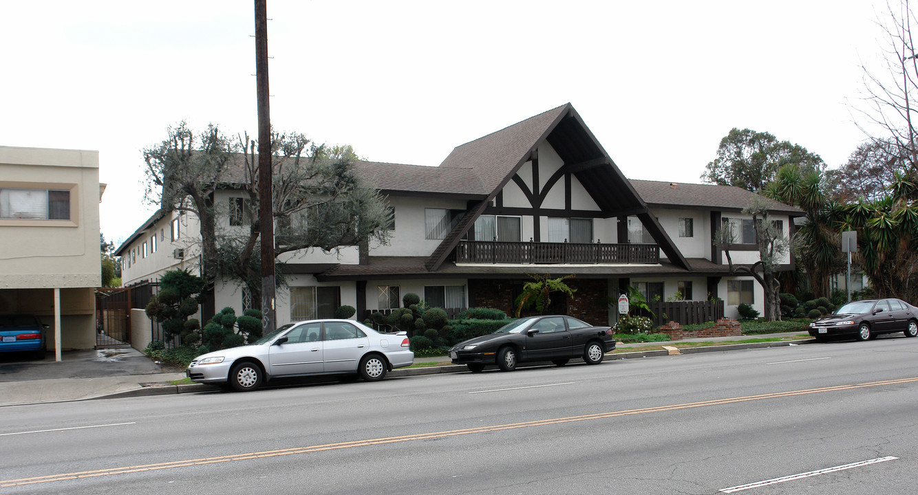 15444 Vanowen St in Van Nuys, CA - Building Photo