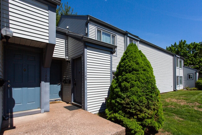 146 Candlewood Dr in South Windsor, CT - Building Photo - Building Photo