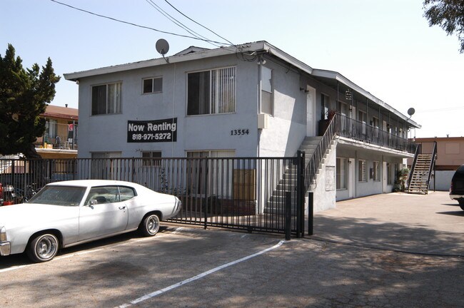 13554 Cantlay St in Van Nuys, CA - Building Photo - Building Photo