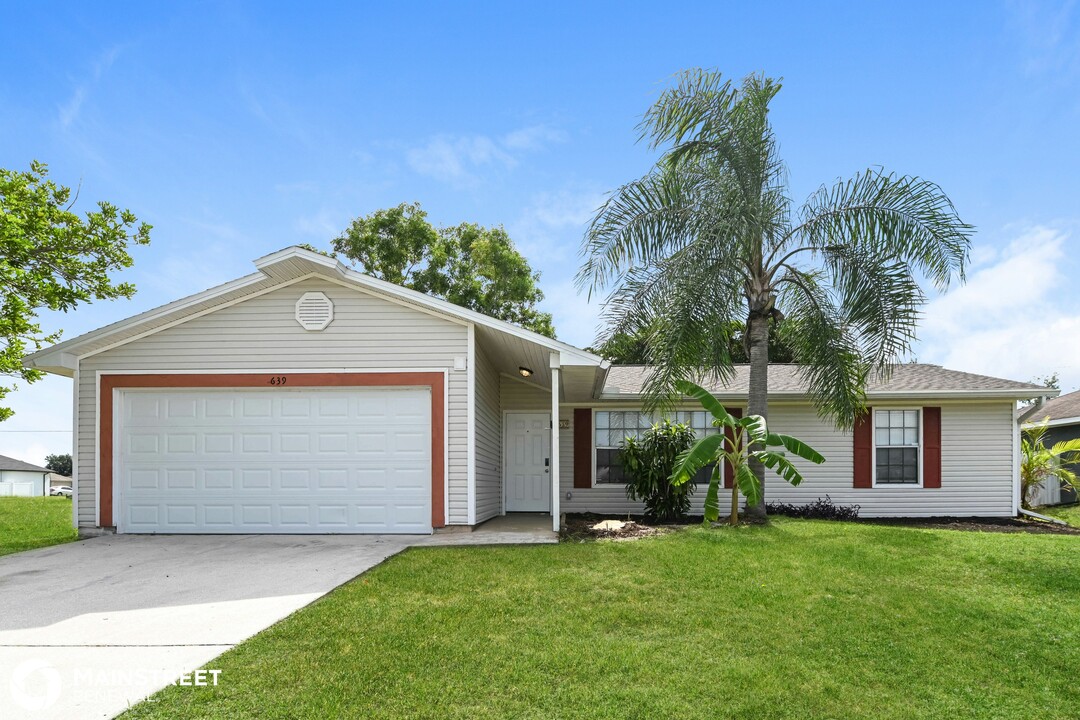 639 NE Juanita Pl in Cape Coral, FL - Building Photo