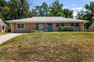 1504 Hartford Rd in Manhattan, KS - Building Photo