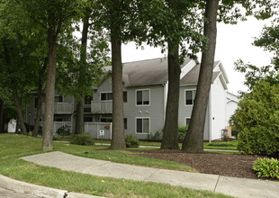 Woodrun Apartments in Cuyahoga Falls, OH - Foto de edificio - Building Photo