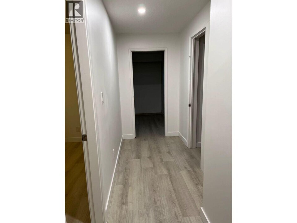610 Kensington Ave in Burnaby, BC - Building Photo