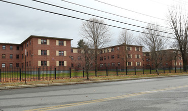 4 Howard St in Poughkeepsie, NY - Foto de edificio - Building Photo