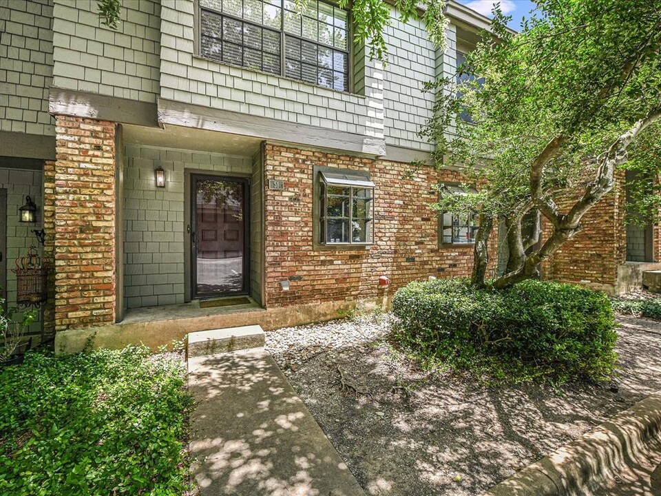 7122 Wood Hollow Dr in Austin, TX - Building Photo