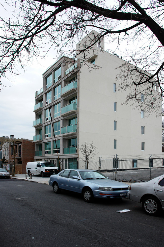 26-38 28th St in Astoria, NY - Foto de edificio - Building Photo