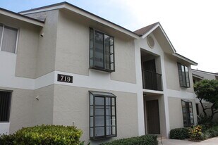 719 Gardens Dr in Pompano Beach, FL - Building Photo