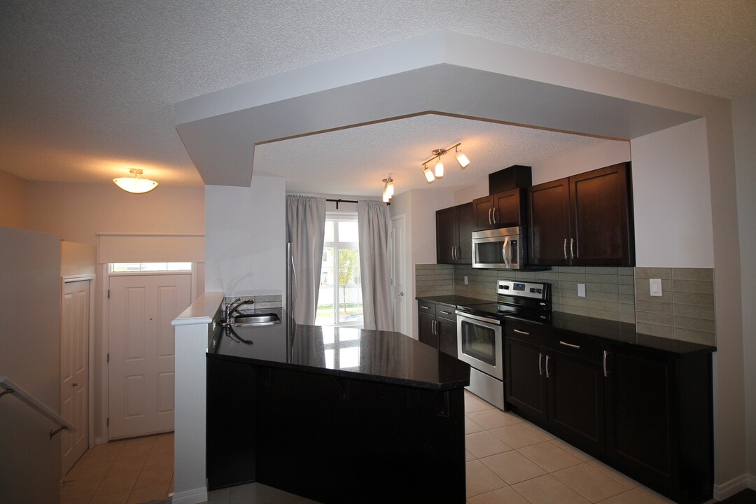 9163 Shaw Way SW in Edmonton, AB - Building Photo