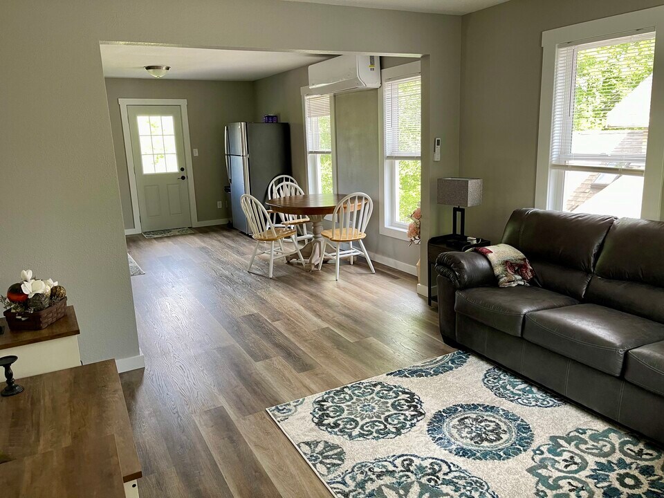 601 Day St, Unit Unit 2 in Decorah, IA - Building Photo