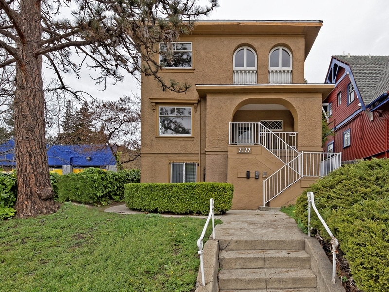 China Hill Triplex in Oakland, CA - Building Photo