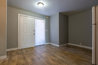 Maple Valley in Louisville, KY - Building Photo - Interior Photo
