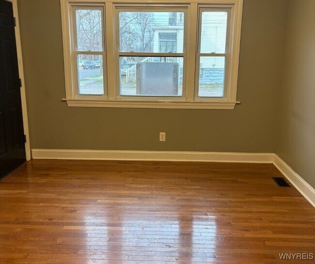 2096 Seneca St in Buffalo, NY - Building Photo - Building Photo