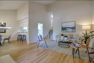 915 Apricot Ave in Campbell, CA - Building Photo - Building Photo