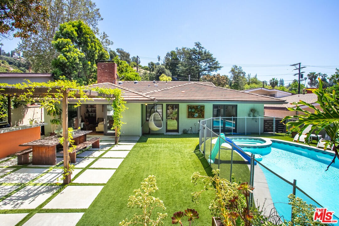 2211 Canyon Dr in Los Angeles, CA - Building Photo