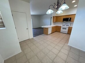 310 E McCoy Ln in Santa Maria, CA - Foto de edificio - Building Photo