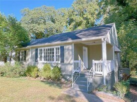 2126 Ivydale St in East Point, GA - Building Photo