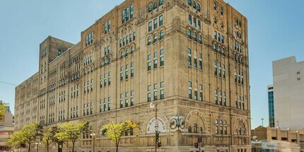 270 E Highland Ave, Unit 636 in Milwaukee, WI - Building Photo - Building Photo