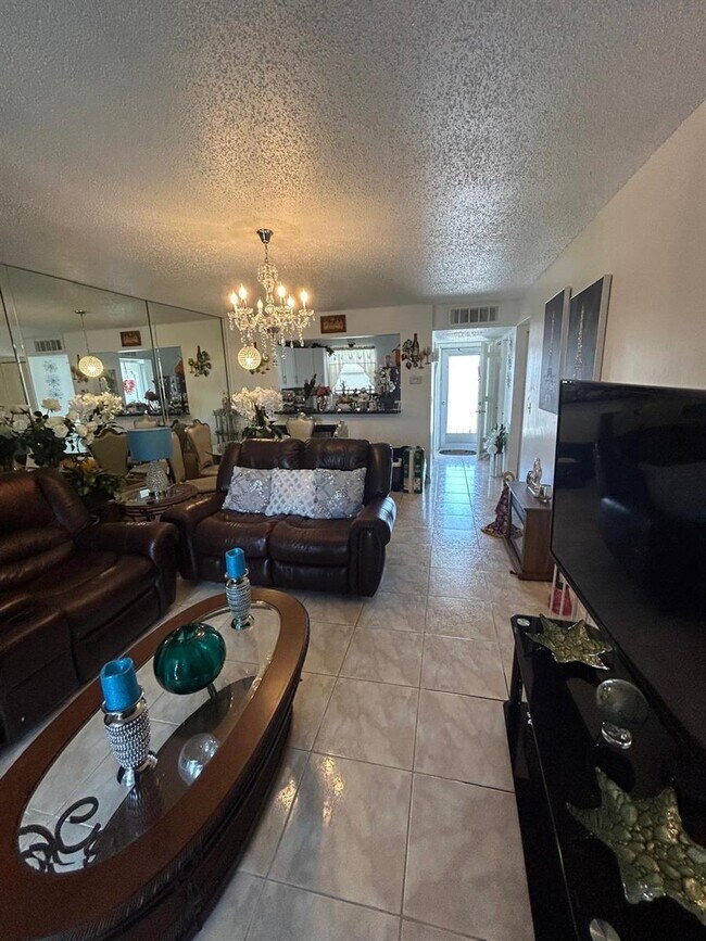 719 Lori Dr, Unit 314 in Palm Springs, FL - Building Photo - Building Photo