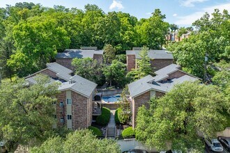 3069 Alpine Ter, Unit 12 B in Cincinnati, OH - Foto de edificio - Building Photo